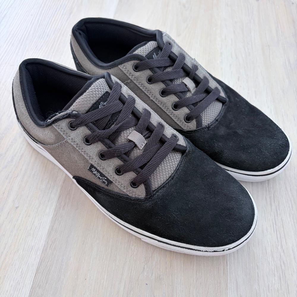 Maui and Sons Mens Low Top skate Sneakers Black Grey Suede Size 9.5